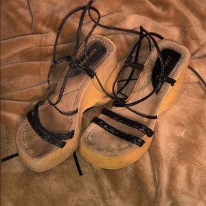 CANDIES SZ 8 WOODEN CLOG WEDGES